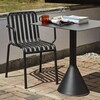 Moderner HAY Palissade Stuhl und Tisch aus Metall im Außenbereich mit Buch und Tasse auf Tischplatte. - Palissade Cone Gartentisch 65x65cm