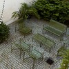 HAY Palissade Gartenmöbel-Set aus Metall in Grün, bestehend aus Stühlen und Tischen, auf gepflastertem Außenbereich. - Palissade Garten Loungesessel niedrig 2er Set