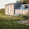 HAY Palissade Gartenmöbel-Set aus Metall, Bank und Stuhl im Freien neben Gewächshaus, robustes Design. - Palissade Gartenhocker Feuerverzinkt