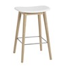 Muuto - Fiber Barhocker mit Holzgestell 65cm - weiß/eiche/Sitzfläche Kunststoff/BxHxT 45x66x42,5cm/Gestell Holz