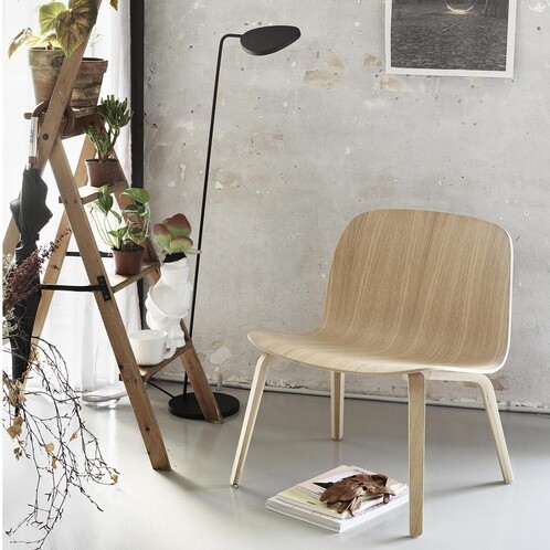 Muuto - Visu Lounge Chair mit Holzgestell