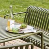 HAY Palissade Outdoor-Möbel in Grün mit Tisch, Stuhl und Essen im Garten, robustes Metall-Design. - Palissade Dining Gartenbank