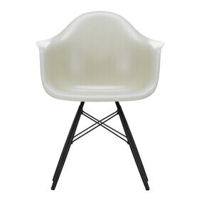 Vitra - Eames Fiberglass Armchair DAW esdoorn zwart