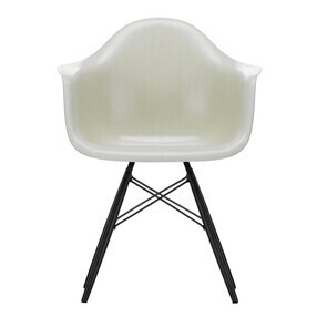 Vitra - Eames Fiberglass Armchair DAW esdoorn zwart