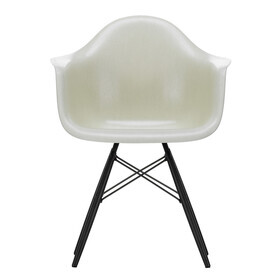 Vitra - Chaise avec accoudoirs Eames Fiberglass DAW érable noir