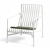 HAY Palissade Lounge Chair aus weißem Metall mit olivgrünem Sitzkissen im modernen Design für Außenbereiche - Palissade Sitzkissen 52,5x48cm