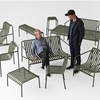 HAY Palissade Gartenmöbel-Kollektion in Grün - Stühle und Bänke aus Metall mit Männern in entspannter Atmosphäre. - Palissade Barhocker 78cm
