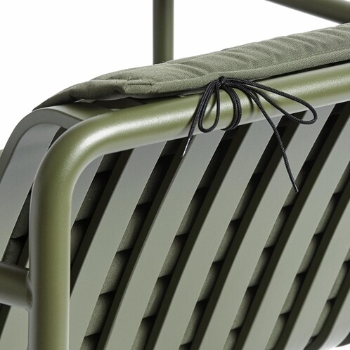 HAY Palissade grüner Stahl Outdoor-Stuhl Detailansicht mit Textilkissen und Schnürbindung, modernes Design. - Palissade Steppkissen 139x49,5cm
