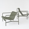 HAY Palissade Kollektion, moderne grüne Outdoor-Stahlmöbel mit eleganter Linienführung, isoliert auf weißem Hintergrund. - Palissade Garten Loungesessel niedrig 2er Set