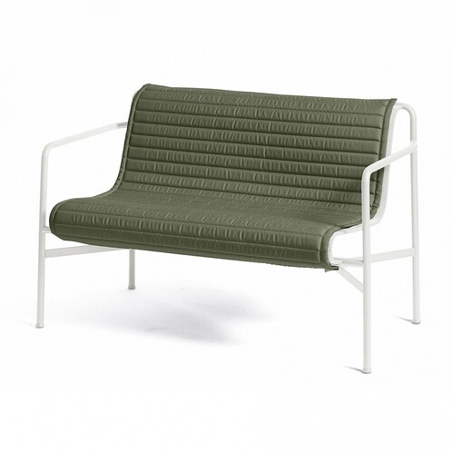 HAY Palissade Outdoor-Bank in Grün mit weißem Metallgestell und gerippter Sitzfläche, modernes Gartenmöbel-Design. - Palissade Steppkissen 107,5x104,5cm