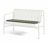 HAY Palissade weiße Gartenbank aus Metall mit olivgrünem Sitzkissen in modernem Design für Außenbereiche. - Palissade Sitzkissen 107,5x43,5cm