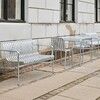 HAY Palissade Outdoor-Möbelkollektion mit Stahlbänken und -stühlen in urbaner Umgebung. - Palissade Gartenarmlehnstuhl Feuerverzinkt 4er Set