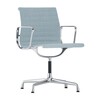 Vitra - EA 104 Aluminium Chair-Chaise avec accoudoirs - bleu glacier/ivoire/piètement en aluminium poli/avec patins de protection