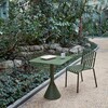 HAY Palissade Kollektion mit grünem Metalltisch und Stuhl in Gartenambiente, modernes Outdoor-Möbeldesign. - Palissade Cone Gartentisch 65x65cm