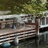 HAY Palissade Outdoor-Möbel aus Metall auf Holzsteg am Wasser, umgeben von grüner Natur - Palissade Gartenstuhl 4er Set