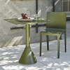 Grüner HAY Palissade Tisch und Stuhl aus Metall im Außenbereich mit Croissant und Wasser auf dem Tisch. - Palissade Cone Gartentisch 65x65cm