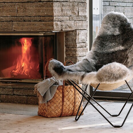 Designer-Sessel und -Hocker mit Fell