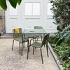 HAY Palissade Gartenmöbel-Set aus Metall in Grün, bestehend aus Tisch und Stühlen, im Außenbereich mit Pflanzen. - Palissade Gartenstuhl 4er Set