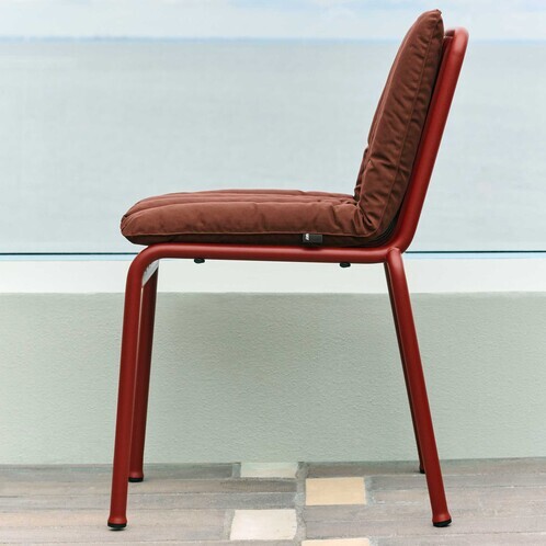 Roter HAY Palissade Stuhl aus Metall mit braunem Sitzkissen, modernes Design, am Meer. - Palissade Weiches Steppkissen 80x40cm