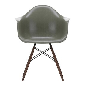 Vitra - Eames Fiberglass Armchair DAW donker esdoorn