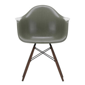 Vitra - Chaise avec accoudoirs Eames Fiberglass DAW érable foncé