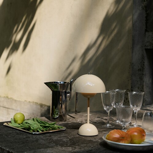 &Tradition Flowerpot VP9 LED Battery Table Lamp | AmbienteDirect