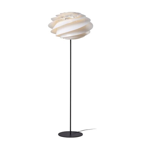Le Klint - Le Klint Swirl Stehleuchte H:140cm - weiß/Gestell schwarz/H 140cm / Ø 50cm