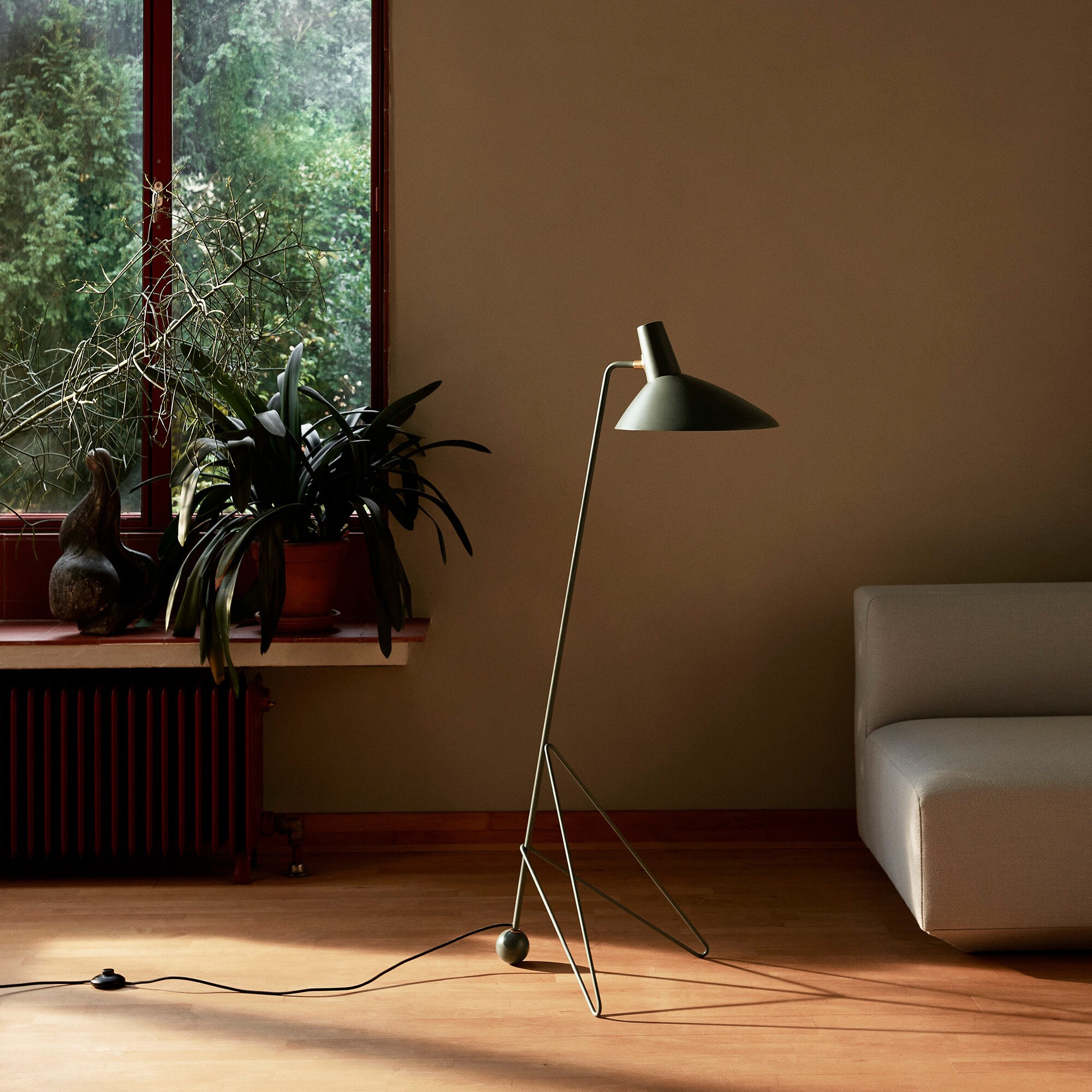 Tradition Tripod Hm8 Floor Lamp, Tripod Floor Lamp And Matching Table