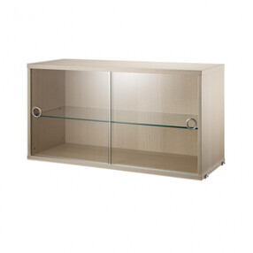 String - String System Vitrinenschrank mit Schiebtüren