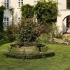Olivenfarbene HAY Palissade Outdoor-Möbel, Metallbank und Stühle, elegantes Design, Gartenlandschaft. - Palissade Dining Park Gartenbank Out/Out 2er Set