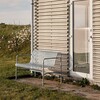HAY Palissade Außenbank aus Metall in Streifenoptik vor modernem Gebäude, langlebiges Design für Gartenmöbel. - Palissade Dining Gartenbank Feuerverzinkt