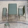 HAY Palissade Outdoor-Möbelkollektion in Grün auf Mosaikfliesen, bestehend aus Stühlen und Tisch - Palissade Dining Gartenbank