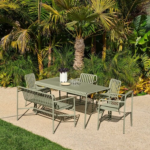 HAY Palissade Gartenmöbel-Set aus Metall in Grün, Tisch und Stühle im Freien umgeben von tropischen Pflanzen. - Special Edition Palissade Gartentisch 170x90cm