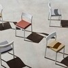 HAY Palissade Outdoor-Stühle in modernem Design mit Metallrahmen und bunten Sitzkissen auf Betonboden. - Palissade Sitzkissen 52,5x48cm
