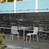 HAY Palissade Outdoor-Möbelset mit zwei Stühlen und einem Tisch auf Holzterrasse. - Palissade Gartenstuhl 4er Set
