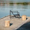 HAY Palissade Stuhl aus Metall auf Holzsteg am Wasser mit rustikalen Holzhockern, Outdoormöbel-Kollektion. - Palissade Garten Loungesessel niedrig 2er Set