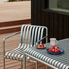 HAY Palissade Gartenmöbel aus Metall, Tisch und Stuhl auf Holzdeck mit Kaffee und Frühstück. - Palissade Dining Gartenarmlehnstuhl Feuerverzinkt