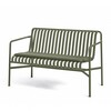 HAY Palissade grüne Gartenbank aus Metall mit horizontalen Streben und Armlehnen für modernes Outdoor-Design. - Palissade Sitzkissen 107,5x43,5cm