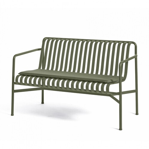 HAY Palissade grüne Gartenbank aus Metall mit horizontalen Streben und Armlehnen für modernes Outdoor-Design. - Palissade Sitzkissen 107,5x43,5cm