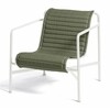 HAY Palissade Lounge Chair mit olivgrünem Sitzkissen, weißes Metallgestell, modernes Outdoor-Design. - Palissade Steppkissen 117x49,5cm