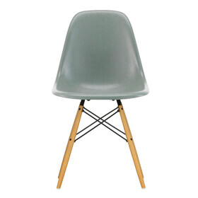 Vitra - Eames Fiberglass Side Chair DSW esdoorn goud