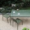 HAY Palissade Outdoor-Möbelset aus Metall in Grün, bestehend aus einem Tisch und zwei Stühlen auf gepflastertem Untergrund. - Palissade Gartenstuhl 4er Set