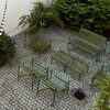 HAY Palissade Gartenmöbel-Set aus Metall, grüne Stühle und Tische auf Pflastersteinen, Design Außenbereich. - Palissade Dining Gartenbank