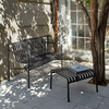 HAY Palissade Outdoor-Möbel aus Metall, elegante Bank und Tisch mit Schattenmuster auf Steinboden im Garten. - Palissade Ottoman/ Gartenbeistelltisch 2er Set