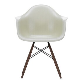 Vitra - Eames Fiberglass Armchair DAW donker esdoorn