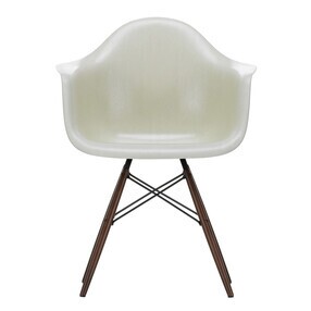Vitra - Eames Fiberglass Armchair DAW donker esdoorn