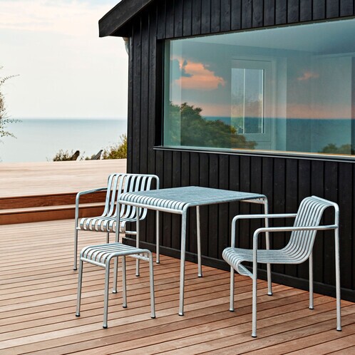 HAY Palissade Outdoor-Möbelset aus Metall auf Holzterrasse mit Meerblick, bestehend aus Stühlen und Tisch. - Palissade Dining Gartenarmlehnstuhl Feuerverzinkt