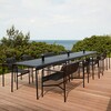 HAY Palissade Outdoor-Möbelkollektion aus Metall auf Holzterrasse mit Meerblick, bestehend aus Tischen und Stühlen. - Palissade Dining Gartenbank