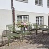 HAY Palissade Outdoor-Gartenmöbel aus Metall in Grün, elegante Sitzbänke und Stühle auf Kopfsteinpflaster. - Palissade Garten Loungesessel niedrig 2er Set