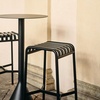 HAY Palissade Kollektion mit rundem Tisch und Hocker aus Metall in Schwarz auf einer Außenterrasse. - Palissade Barhocker 78cm